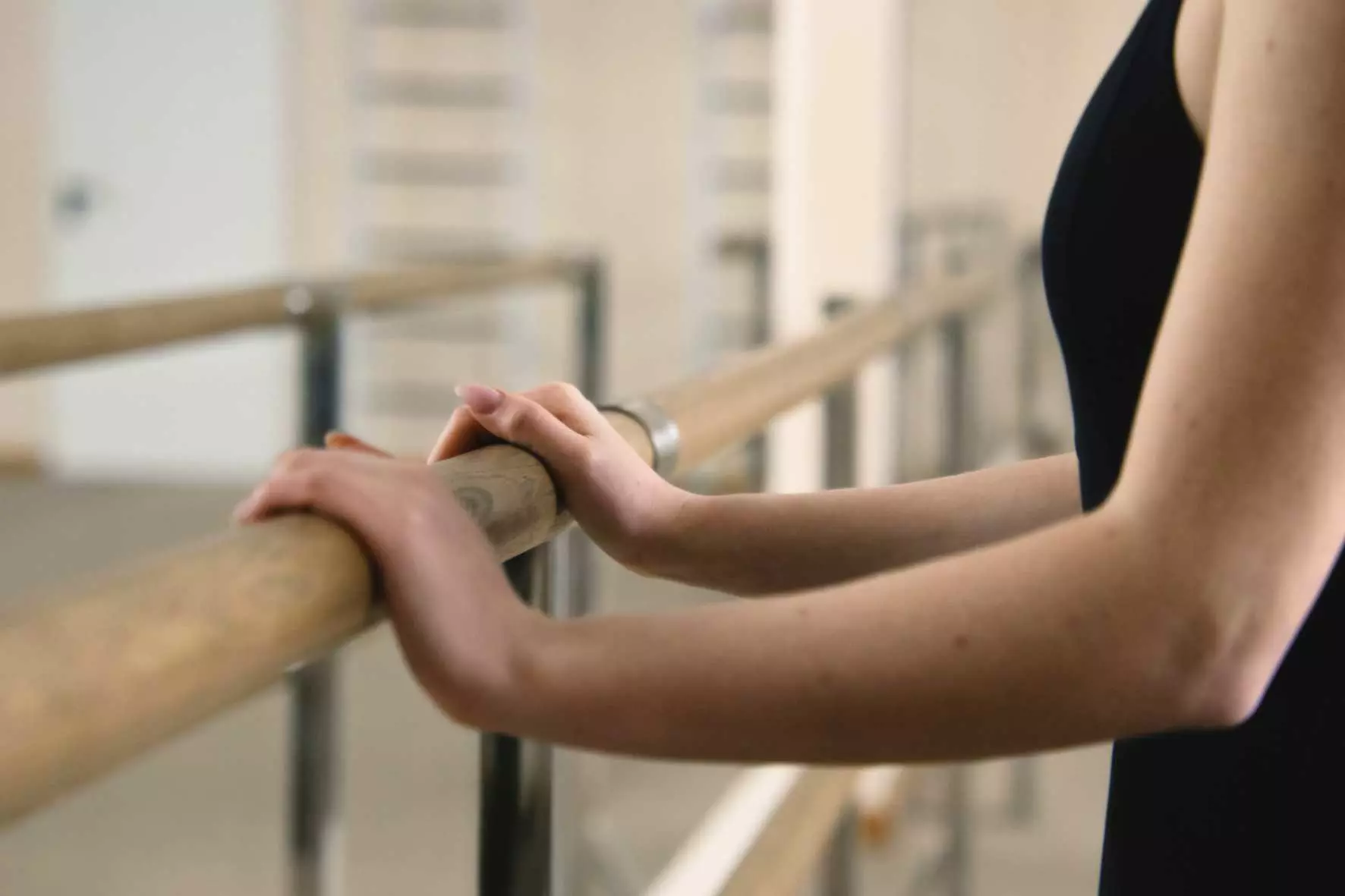 Scopri di più sull'articolo Pillole di danza: Riscaldamento alla sbarra